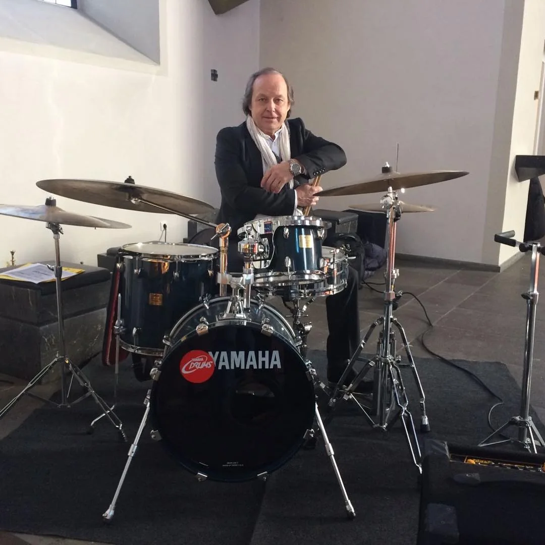 Schlagzeuglehrer Alexander Simonovsky am Drumset